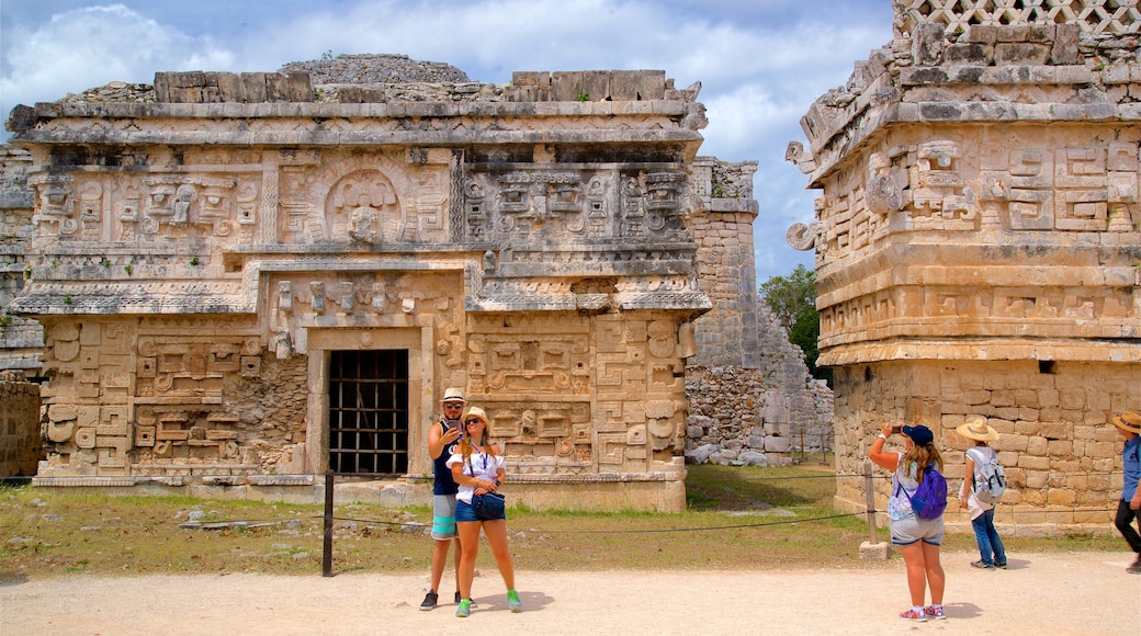 El Caracol which includes heritage architecture as well as a couple