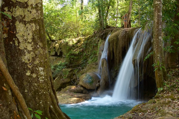 Cascada de Roberto Barrios フィーチャー 河あるいは小川 と 段滝 及び 女性 (個人)