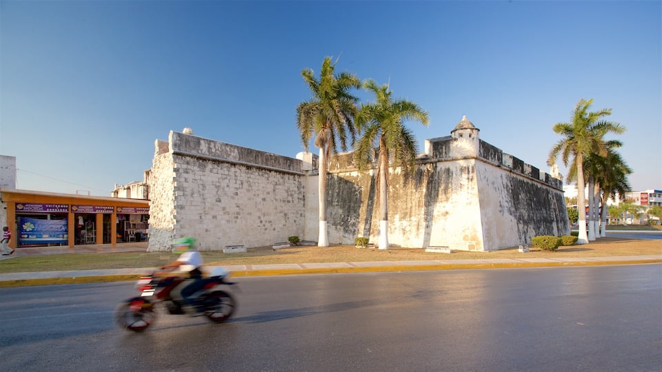 Campeche qui includes moto, patrimoine architectural et coucher de soleil