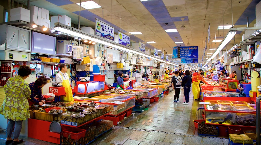 Marché aux poissons de Jagalchi qui includes vues intérieures et shopping aussi bien que petit groupe de personnes