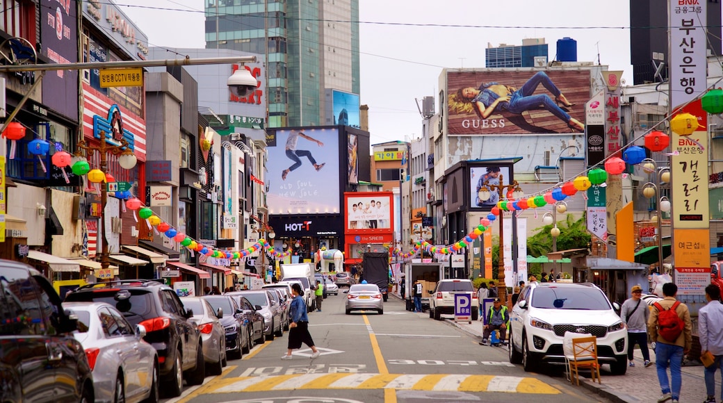 Gwangbok-ros kultur- och fashiongata som visar affärsdistrikt, en stad och skyltar