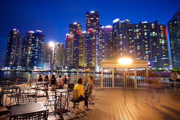 Busan mit einem bei Nacht, Wolkenkratzer und Essen im Freien