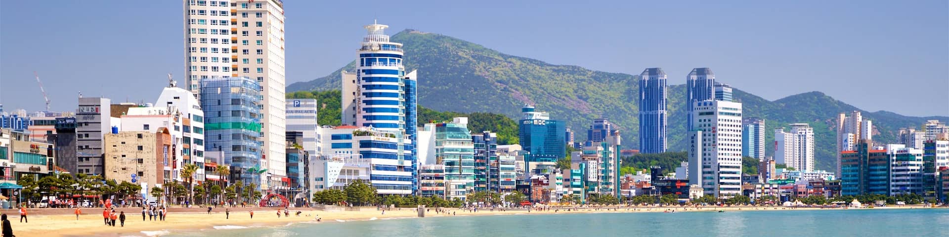 Strand von Gwangalli mit einem KĂŒstenort, Strand und Wolkenkratzer
