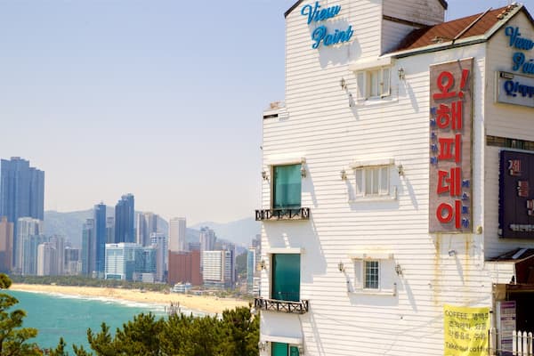 Berg Dalmaji mit einem Stadt, Beschilderung und allgemeine Küstenansicht