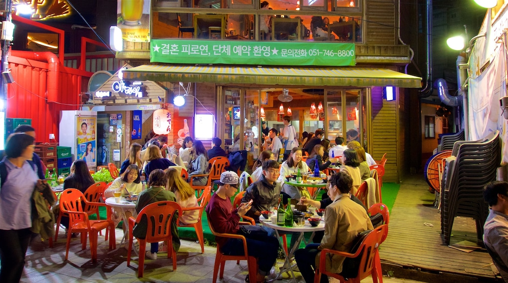 Busan mostrando escenas de noche y comidas al aire libre y también un pequeño grupo de personas