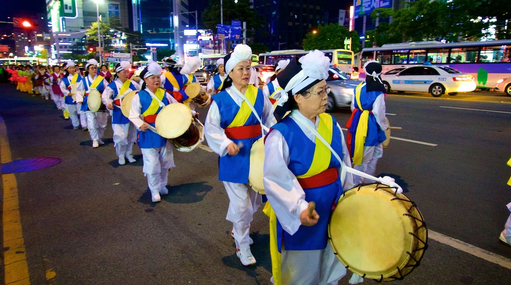 釜山鎭 呈现出 夜景 和 街頭表演 以及 一小群人