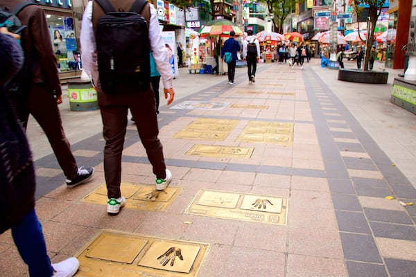 BIFF-Platz welches beinhaltet Stadt sowie kleine Menschengruppe