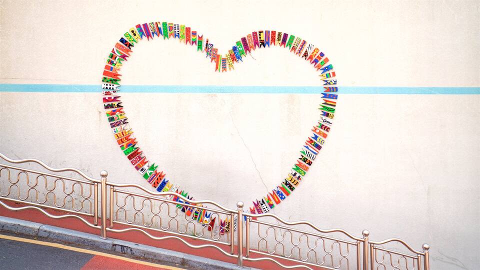 Gamcheon Culture Village qui includes art en plein air