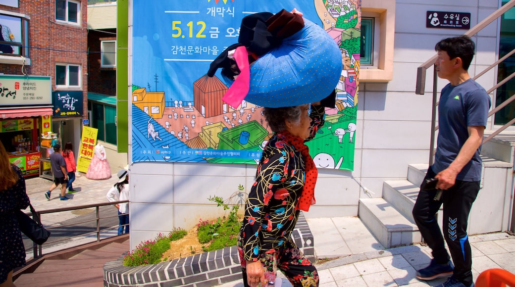 Gamcheon Culture Village mit einem Outdoor-Kunst sowie einzelne Frau