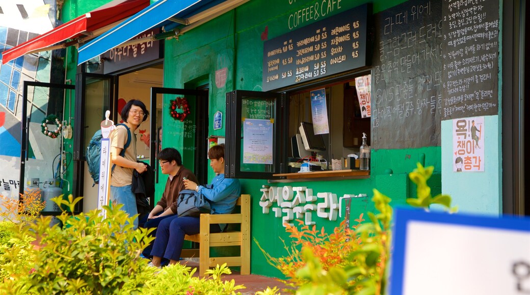 Gamcheon Culture Village som visar caféer såväl som en liten grupp av människor