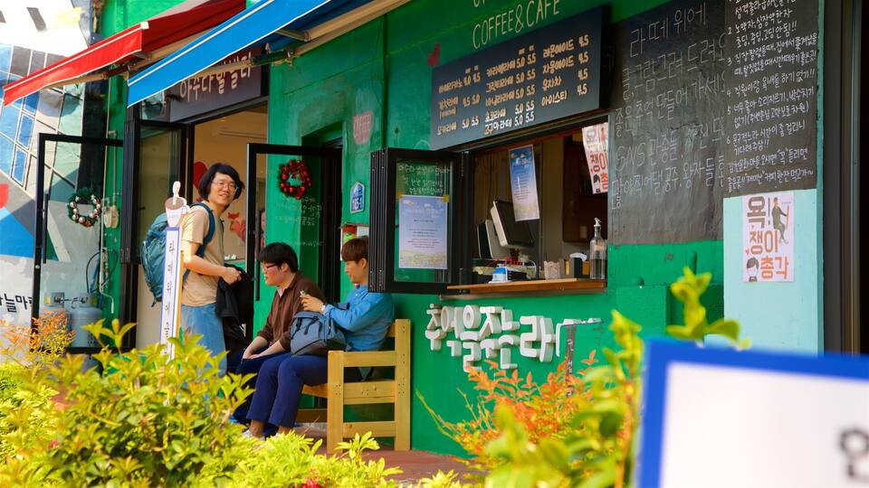 Gamcheon Culture Village qui includes scènes de café aussi bien que petit groupe de personnes