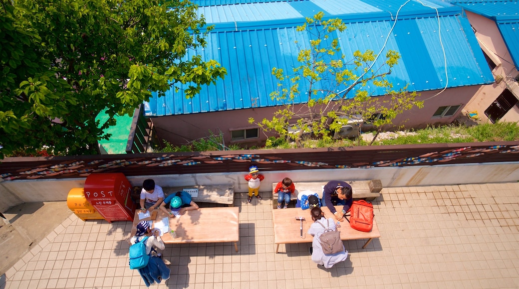 Gamcheon Culture Village y también un pequeño grupo de personas