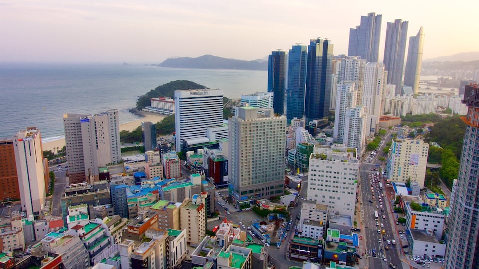 Haeundae caracterizando um edifício, uma cidade litorânea e uma cidade