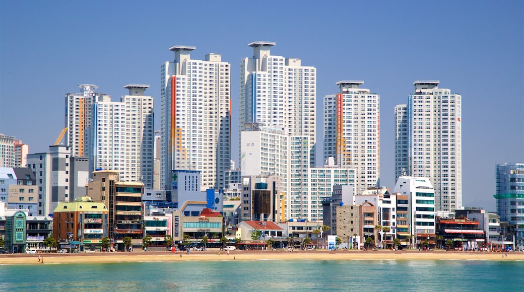 Playa de Gwangalli ofreciendo vista general a la costa, una ciudad costera y una ciudad