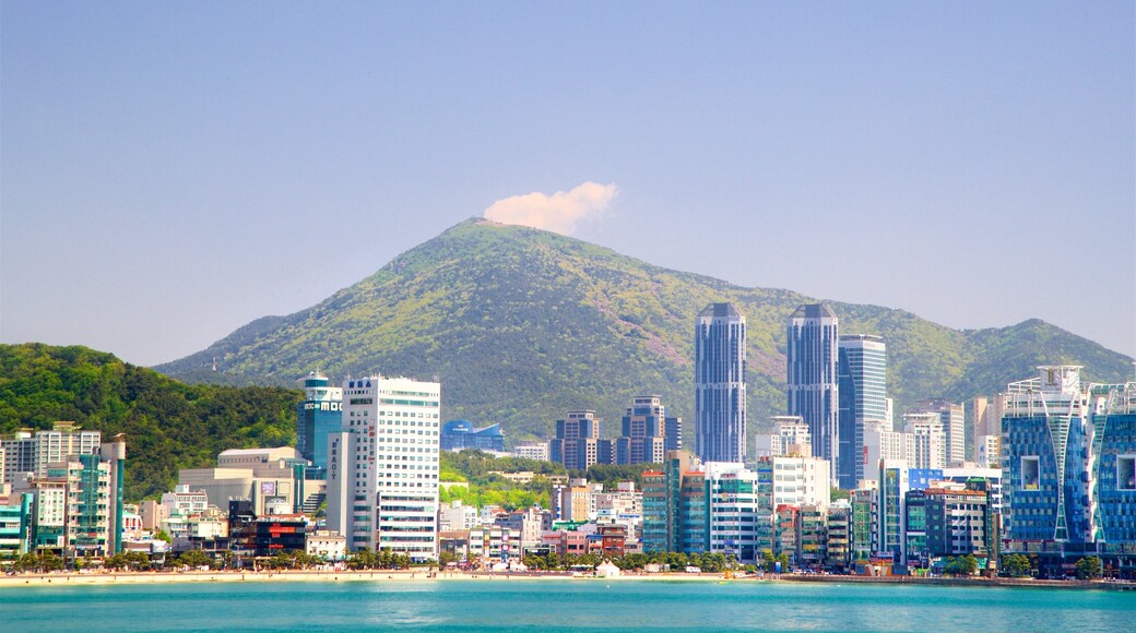 Playa de Gwangalli ofreciendo montañas, una ciudad y una ciudad costera