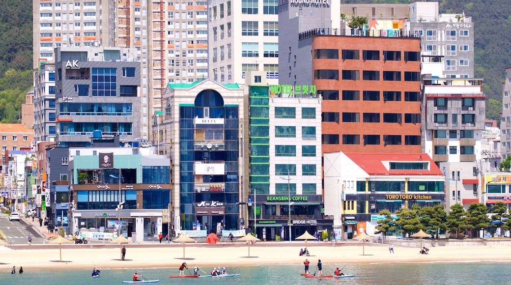 Strand von Gwangalli das einen Strand, Kajak- oder Kanufahren und Stadt