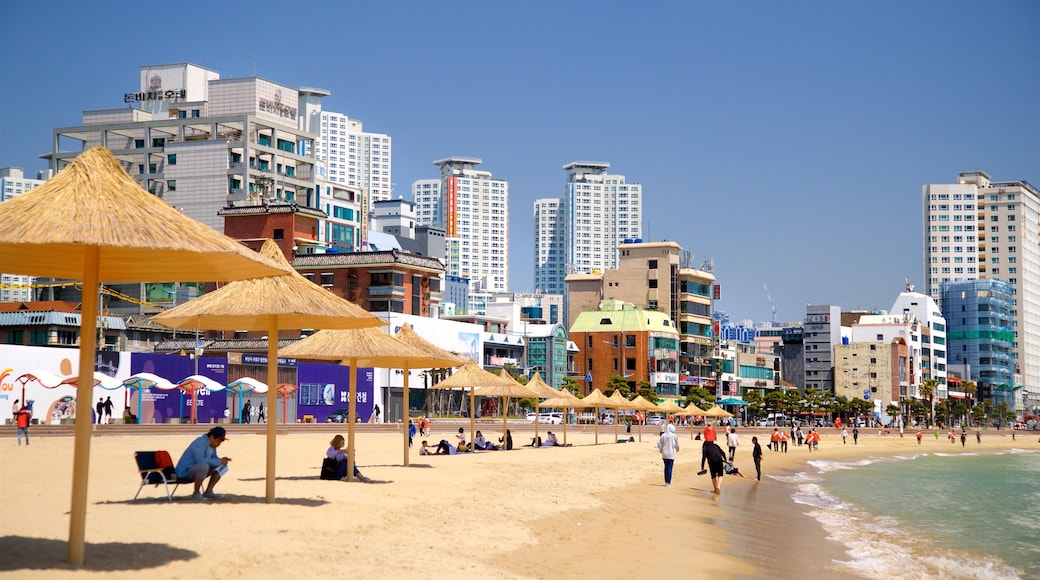 Playa de Gwangalli ofreciendo una ciudad, vistas generales de la costa y una ciudad costera