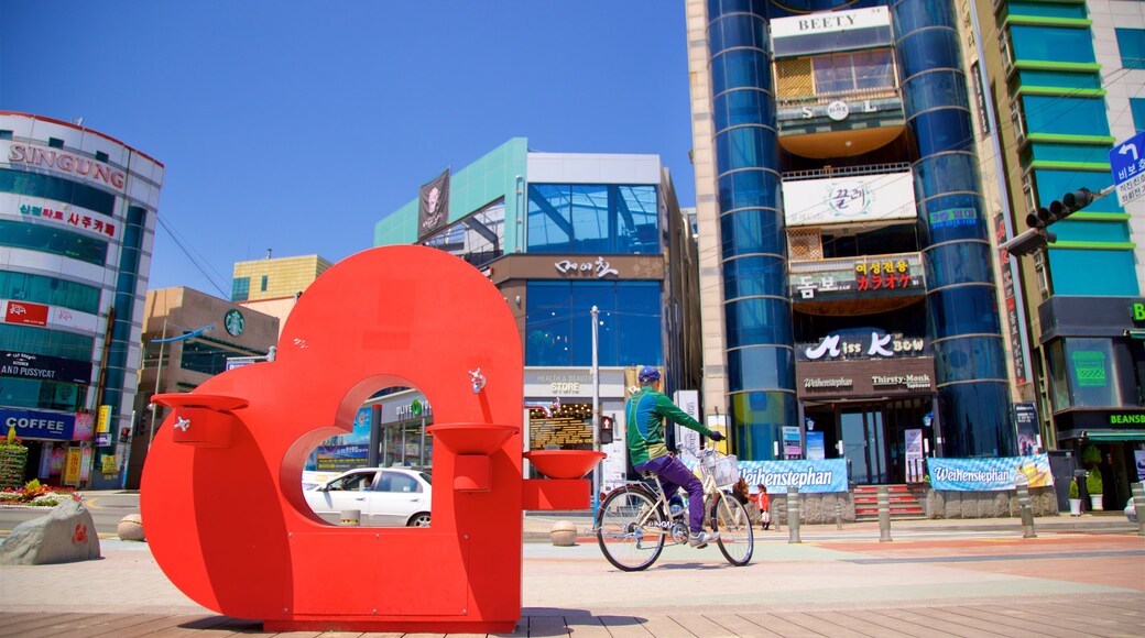 Strand von Gwangalli welches beinhaltet Straßenradfahren, Stadt und Outdoor-Kunst