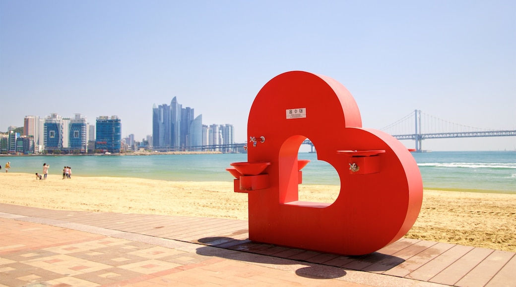 Strand von Gwangalli welches beinhaltet Outdoor-Kunst, Brücke und Stadt