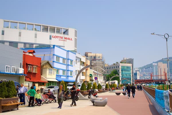 Jagalchi-Markt das einen Stadt sowie kleine Menschengruppe