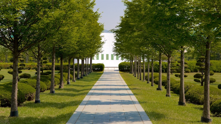 Cimetière commémoratif des Nations Unies montrant jardin