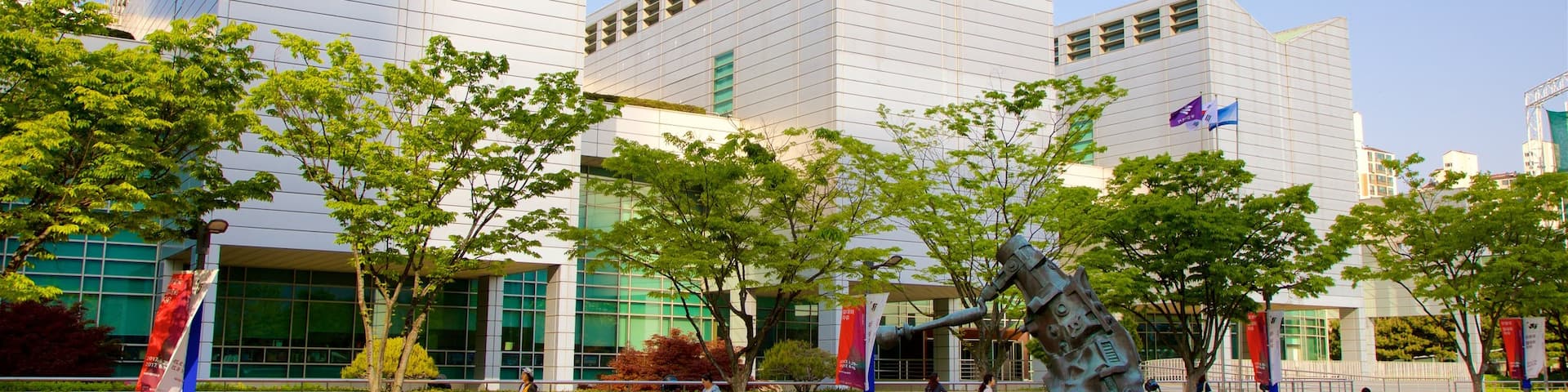 Busan Museum of Art which includes outdoor art, a city and a park