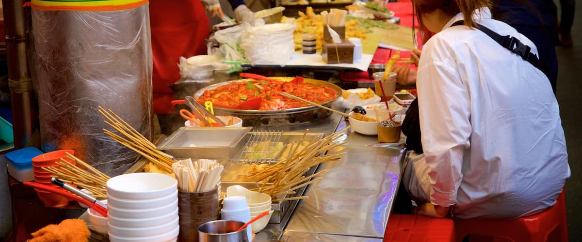 Marché de Gukje qui includes marchés et nourriture aussi bien que couple