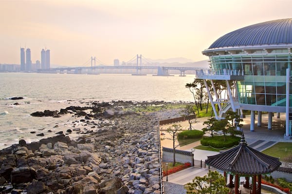 APEC Naru Park welches beinhaltet Stadt, Fluss oder Bach und Felsküste