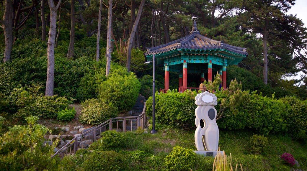 APEC Naru Park showing outdoor art, heritage elements and a park