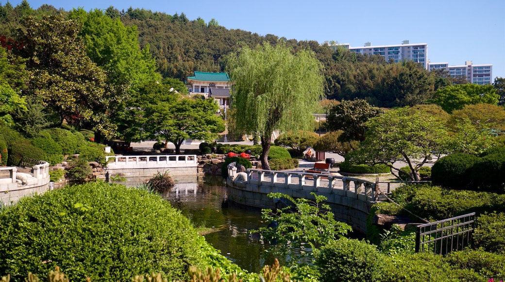 충렬사 을 보여주는 연못 과 정원