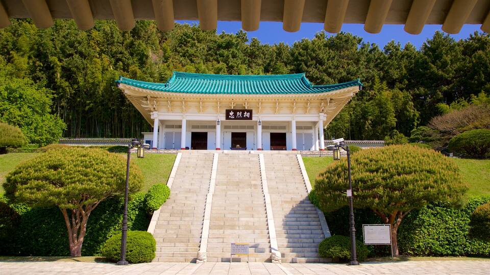 Chungnyeolsa which includes heritage elements and a garden