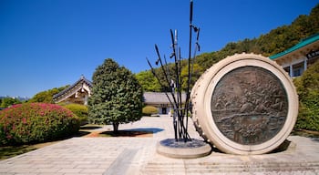 Chungnyeolsa mostrando um parque, flores silvestres e elementos de patrimônio