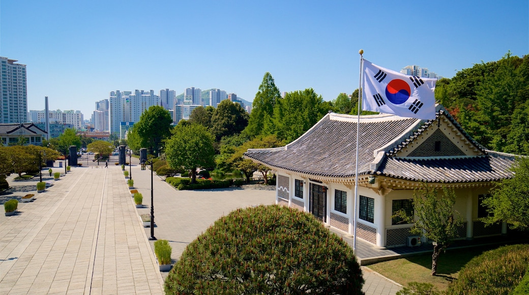 Chungnyeolsa which includes landscape views, a city and a park