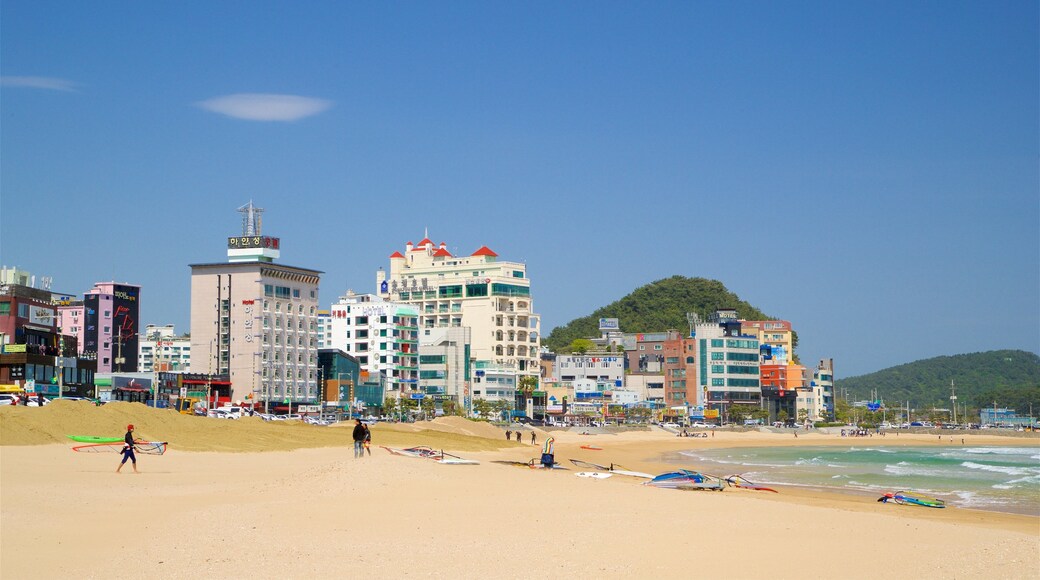 Strand van Songjeong toont een kuststadje, een strand en algemene kustgezichten