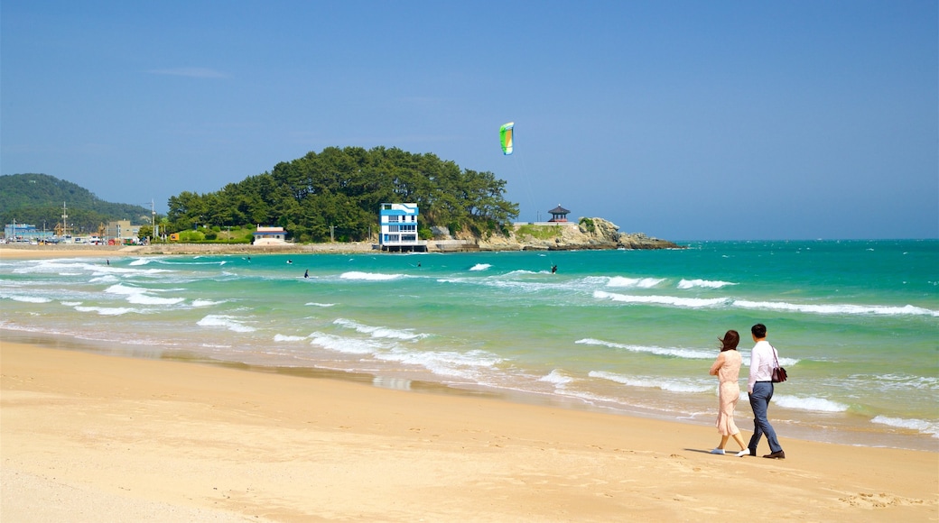 Strand von Songjeong das einen allgemeine Küstenansicht, Wellen und Sandstrand