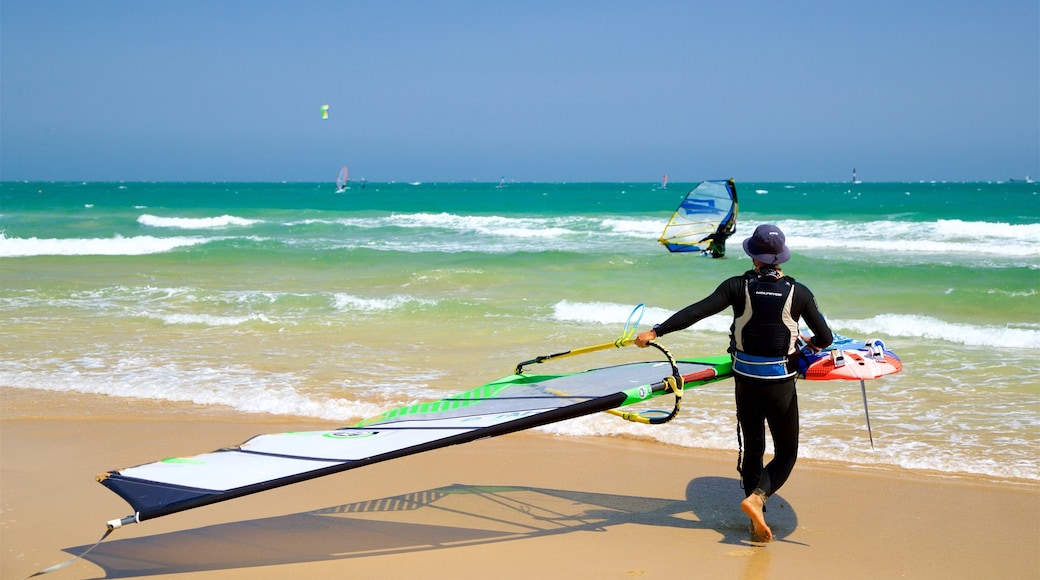 Strand von Songjeong welches beinhaltet Sandstrand, Kitesurfen und Wellen