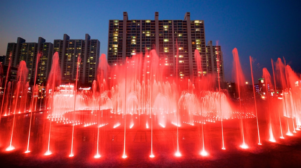 Dadaepo Sunset Fountain of Dreams presenterar nattliv, en fontän och en stad