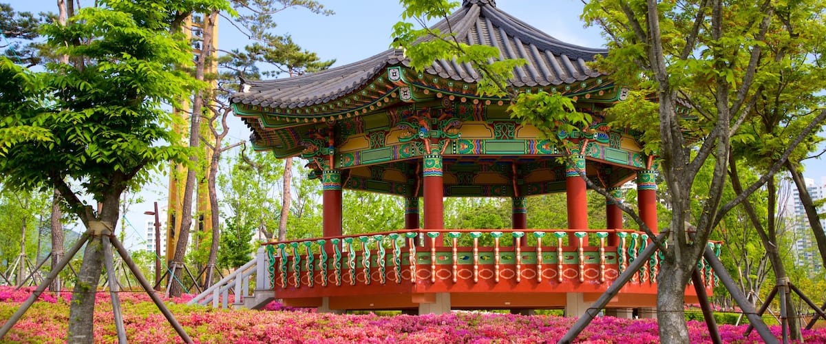 Busan Citizens Park featuring heritage elements, a garden and wildflowers