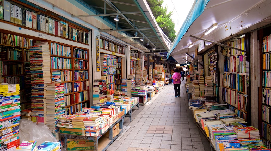 Busan que incluye compras y mercados y también una mujer