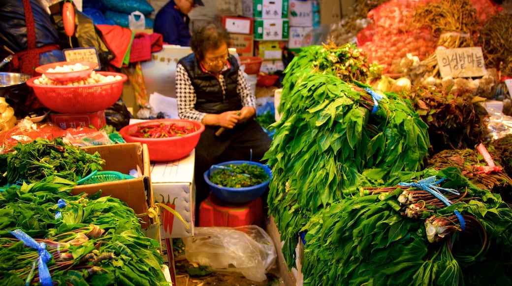 Busan mostrando comida y mercados y también una mujer