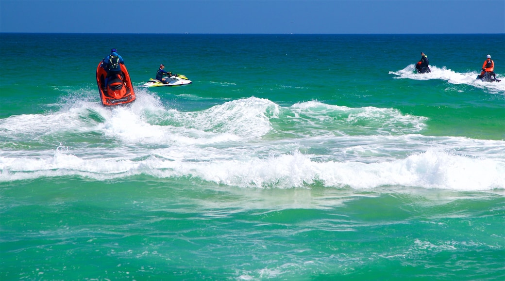 Playa de Gyeongpo que incluye moto acuática, surf y vistas de una costa