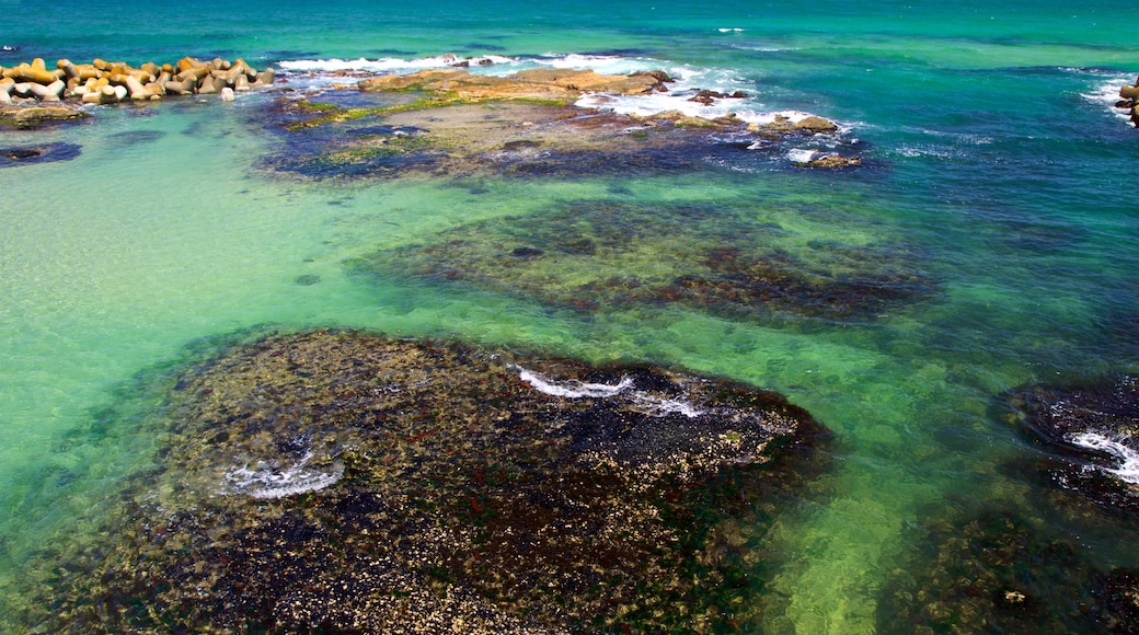 鏡浦海灘 呈现出 岩岸 和 一般的海岸景觀