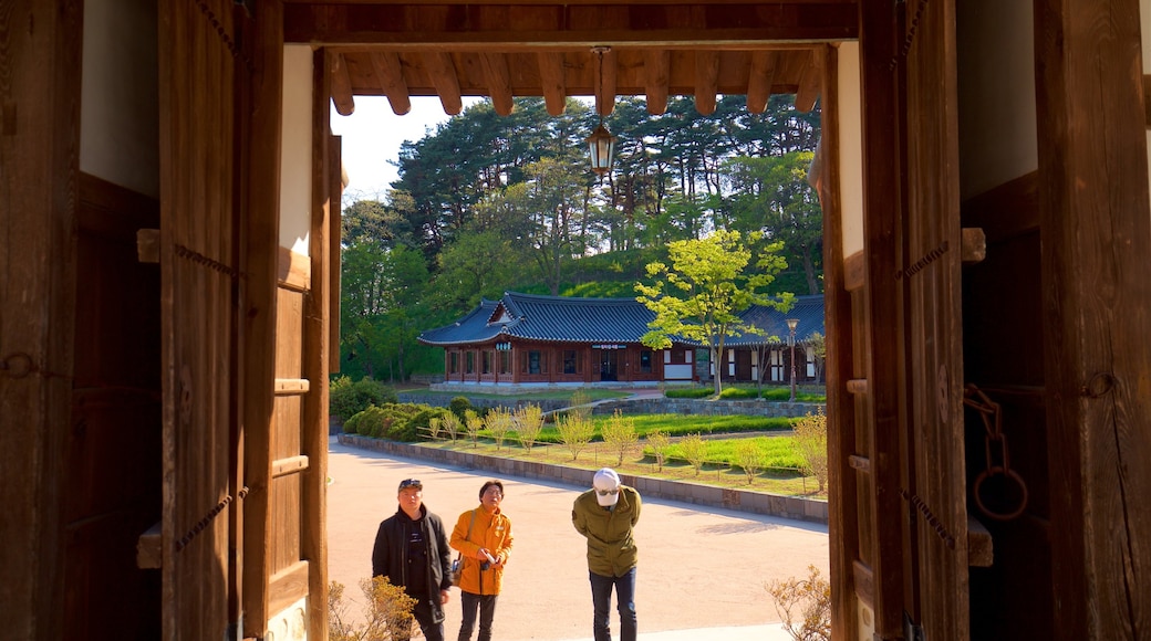 Seongyojang-huis toont een tuin en interieur en ook een klein groepje mensen