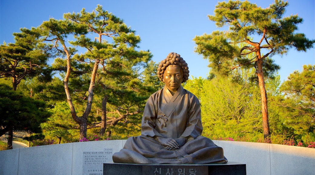 烏竹軒市立博物館 呈现出 雕像或雕塑