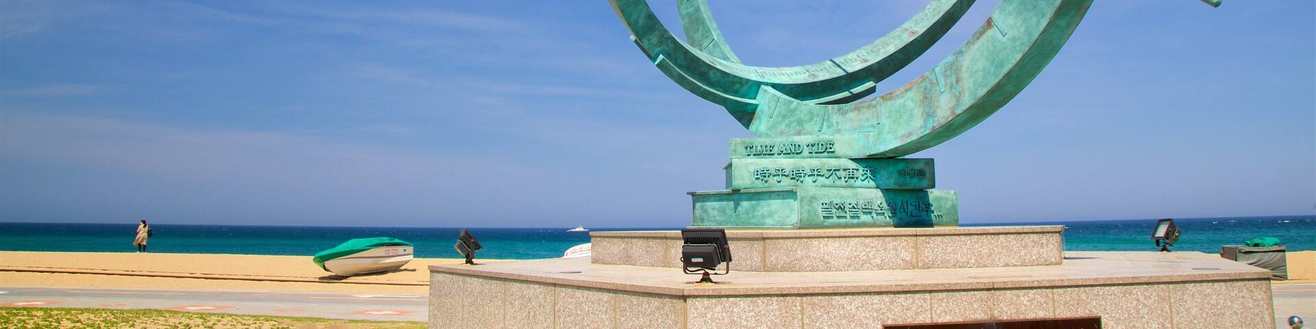 Gangneung showing a monument and general coastal views