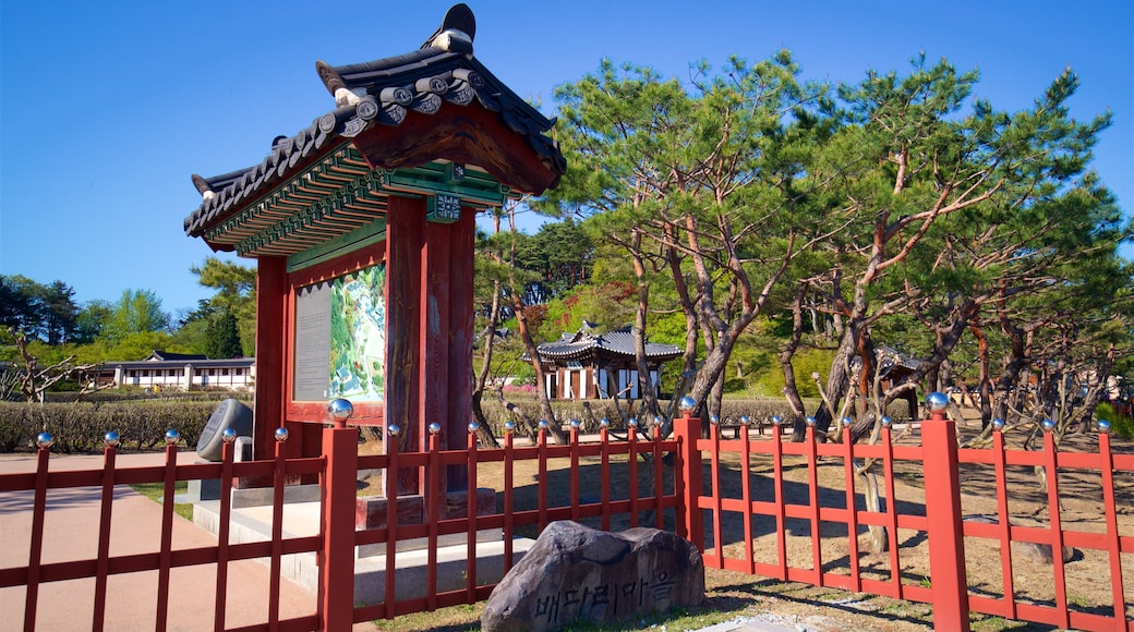 Gangneung Seongyojang House featuring heritage elements and a garden