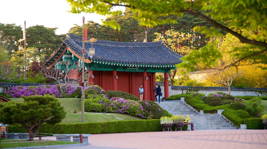 Museu Municipal de Ojukheon que inclui elementos de patrimĂŽnio, um jardim e flores silvestres