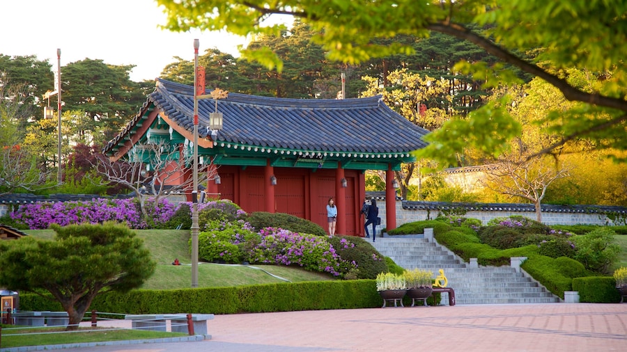 Ojukheon Municipal Museum which includes heritage elements, wild flowers and a park