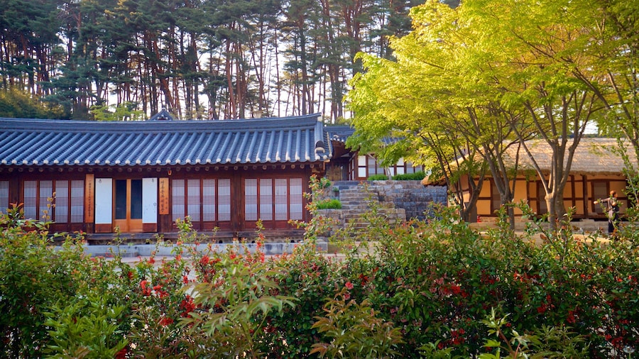 Gangneung Seongyojang-huset som omfatter kulturarvsgenstande og vilde blomster