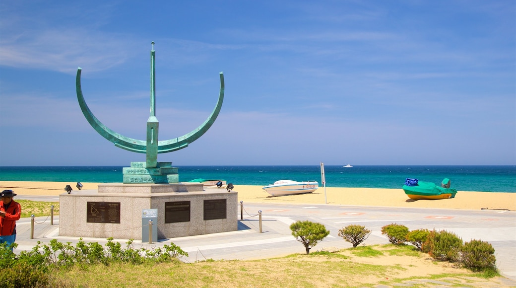 Gangneung som visar en strand och kustutsikter